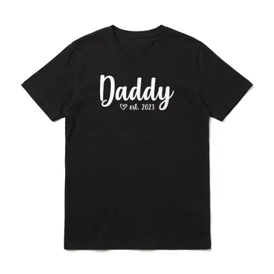 Daddy est 2023 Promoted T-Shirt – Daddy est. 2023 weißer Schriftzug mit Herzsymbol – Klassisches T-Shirt in Schwarz