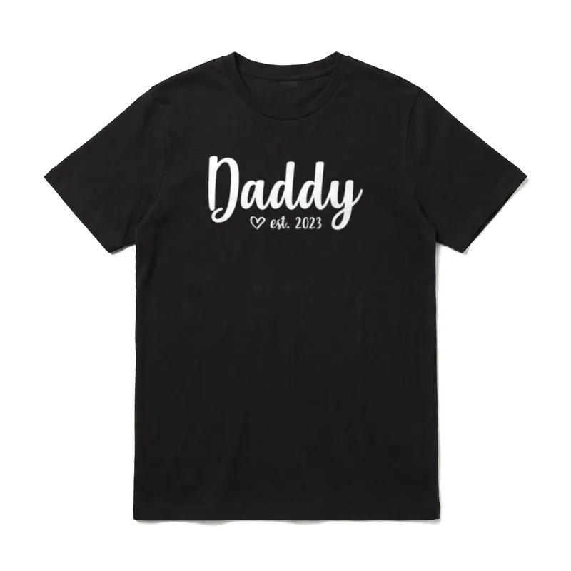Daddy est 2023 Promoted T-Shirt – Daddy est. 2023 weißer Schriftzug mit Herzsymbol – Klassisches T-Shirt in Schwarz