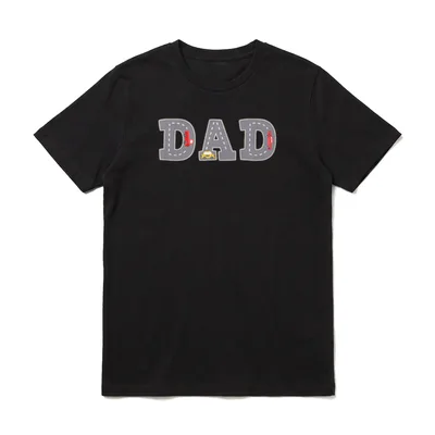 Coole Spielmatte Autorennbahn T-Shirt – DAD-Schriftzug als Straße mit kleinen Autos – Klassisches T-Shirt in Schwarz