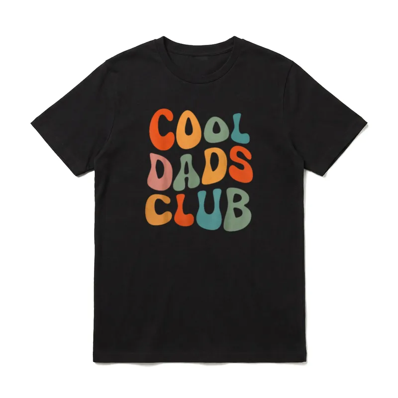 Cool Dads Club Groovy Retro T-Shirt – Bunter COOL DADS CLUB Schriftzug im Retro-Design – Klassisches T-Shirt in Schwarz