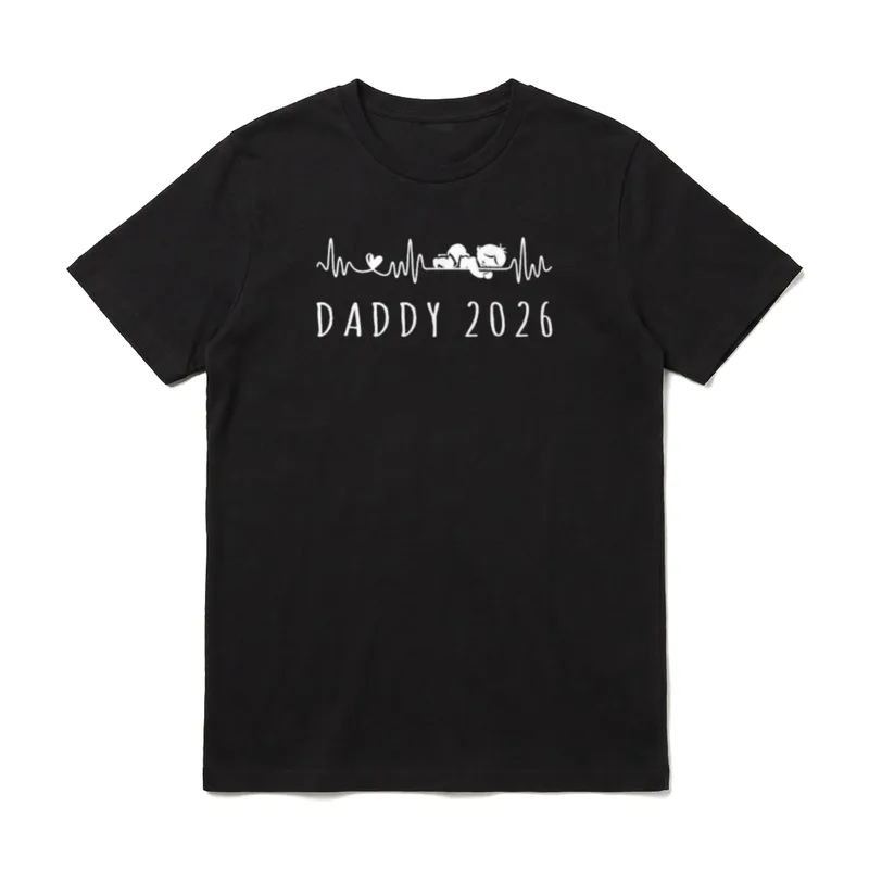 Daddy 2026 Heartbeat Baby T-Shirt – Klassisches T-Shirt in Schwarz
