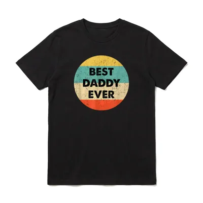 Daddy T-Shirt – Runder Aufdruck mit Text BEST DADDY EVER auf bunten Streifen – Klassisches T-Shirt in Schwarz