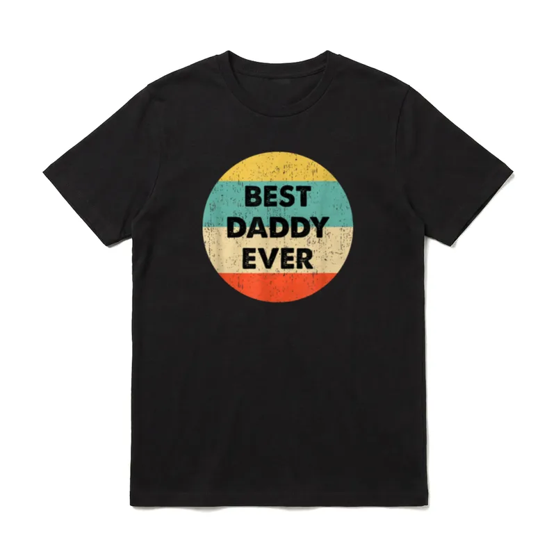 Daddy T-Shirt – Runder Aufdruck mit Text BEST DADDY EVER auf bunten Streifen – Klassisches T-Shirt in Schwarz
