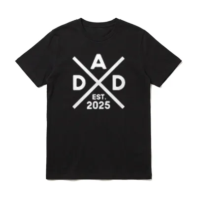 Dad Est. 2025 Saltire T-Shirt – Geometrisches DAD Logo mit gekreuzten Linien und EST. 2025 – Klassisches T-Shirt in Schwarz
