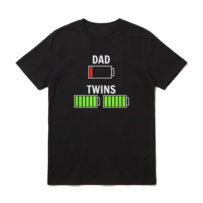 Twin Dad of Dad Batterie T-Shirt – DAD mit leerer Batterie, TWINS mit zwei vollen Batterien – Klassisches T-Shirt in Schwarz