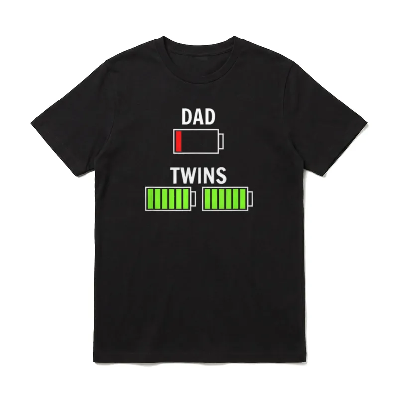 Twin Dad of Dad Batterie T-Shirt – DAD mit leerer Batterie, TWINS mit zwei vollen Batterien – Klassisches T-Shirt in Schwarz