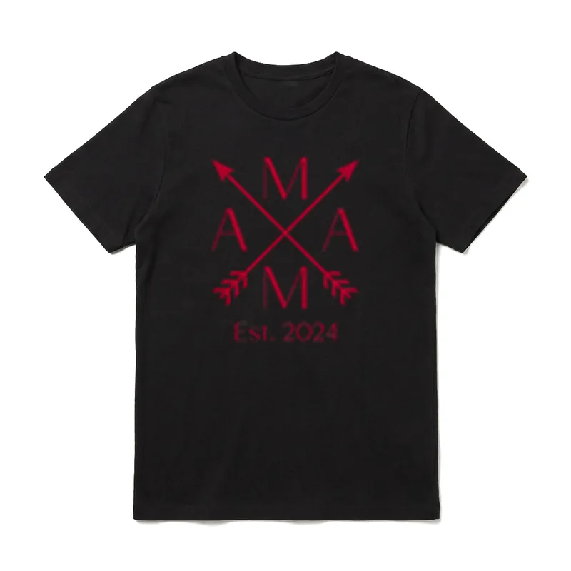 Mama est. 2024 Eltern T-Shirt – Rotes MAMA Logo mit gekreuzten Pfeilen und Est. 2024 Text – Klassisches T-Shirt in Schwarz