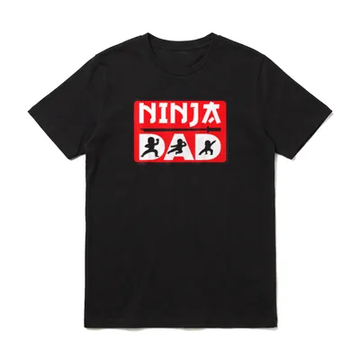 Ninja Dad Matching Family T-Shirt – NINJA DAD Logo mit drei Ninja-Kämpfern auf rotem Grund – Klassisches T-Shirt in Schwarz