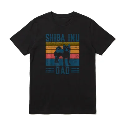 Hund Crypto Doge Papa T-Shirt – Retro Shiba Inu Dad Text mit farbigen Streifen Hintergrund – Klassisches T-Shirt in Schwarz