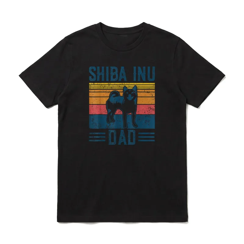 Hund Crypto Doge Papa T-Shirt – Retro Shiba Inu Dad Text mit farbigen Streifen Hintergrund – Klassisches T-Shirt in Schwarz