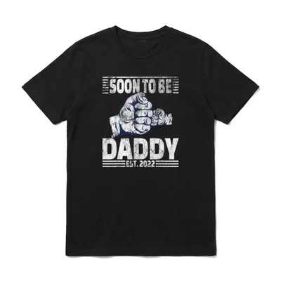 Daddy Soon To Be T-Shirt – Faust stößt kleine Faust, Schriftzug SOON TO BE DADDY EST. 2022 – Klassisches T-Shirt in Schwarz