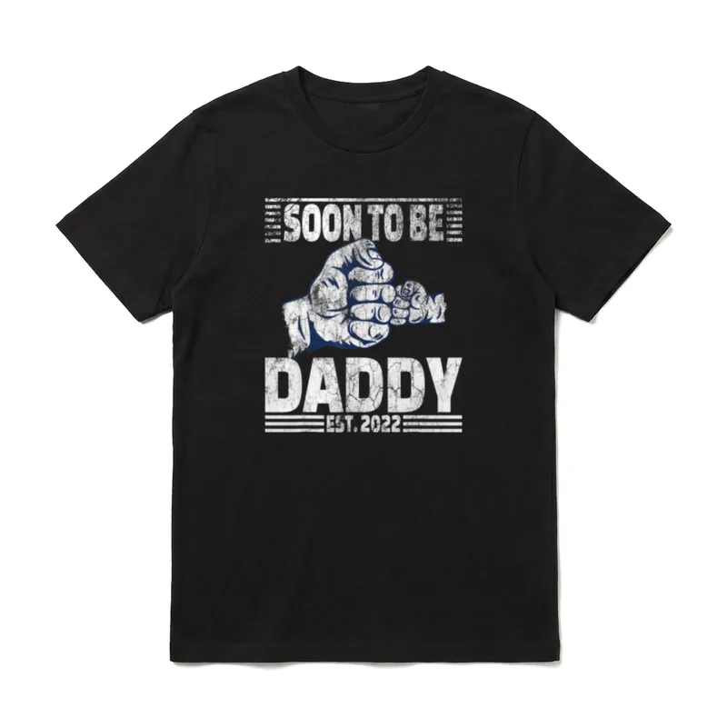 Daddy Soon To Be T-Shirt – Faust stößt kleine Faust, Schriftzug SOON TO BE DADDY EST. 2022 – Klassisches T-Shirt in Schwarz