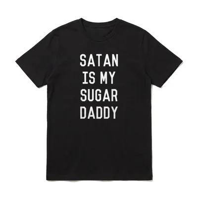 Satan is My Sugar T-Shirt – Schriftzug „Satan is My Sugar Daddy“ in weißer Blockschrift – Klassisches T-Shirt in Schwarz