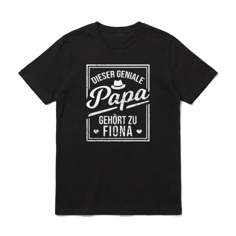 Dieser geniale Papa gehört T-Shirt – Schriftzug: Dieser geniale Papa gehört zu Fiona – Klassisches T-Shirt in Schwarz