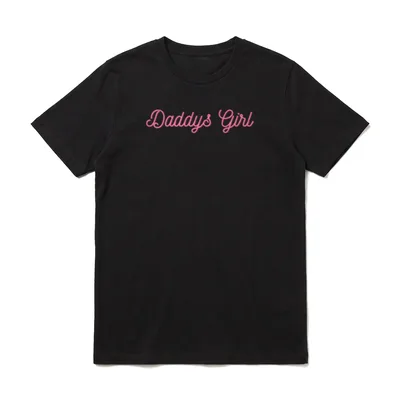 Daddys Girl T-Shirt – Pink geschwungener Schriftzug Daddys Girl auf neutralem Hintergrund – Klassisches T-Shirt in Schwarz