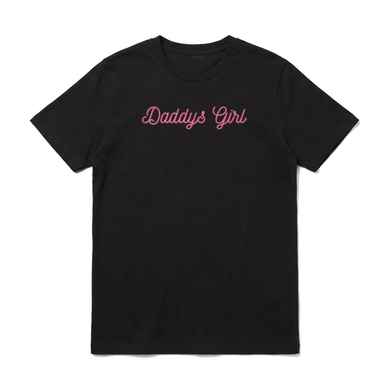 Daddys Girl T-Shirt – Pink geschwungener Schriftzug Daddys Girl auf neutralem Hintergrund – Klassisches T-Shirt in Schwarz