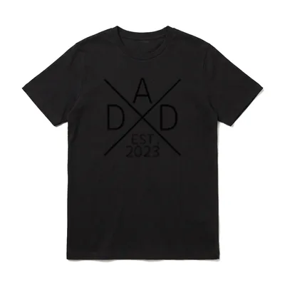 Dad EST. 2023 Dad T-Shirt – Grafik mit DAD Buchstaben, X Linie und EST 2023 Text – Klassisches T-Shirt in Schwarz