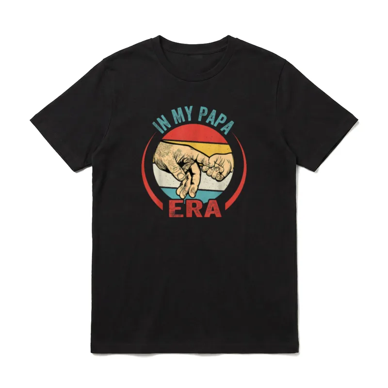 In My Papa Era T-Shirt – Große und kleine Hand vor buntem Kreis mit Text In My Papa Era – Klassisches T-Shirt in Schwarz
