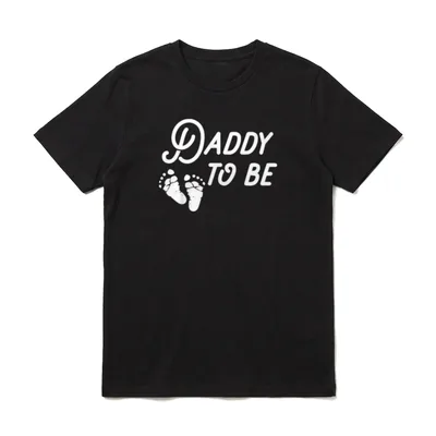 DADDY werdende Eltern Daddy T-Shirt – DADDY TO BE Schriftzug mit weißen Babyfußabdrücken – Klassisches T-Shirt in Schwarz