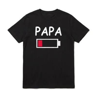 Papa Akku leer Daddy T-Shirt – PAPA Schriftzug über rotem Batteriesymbol – Klassisches T-Shirt in Schwarz