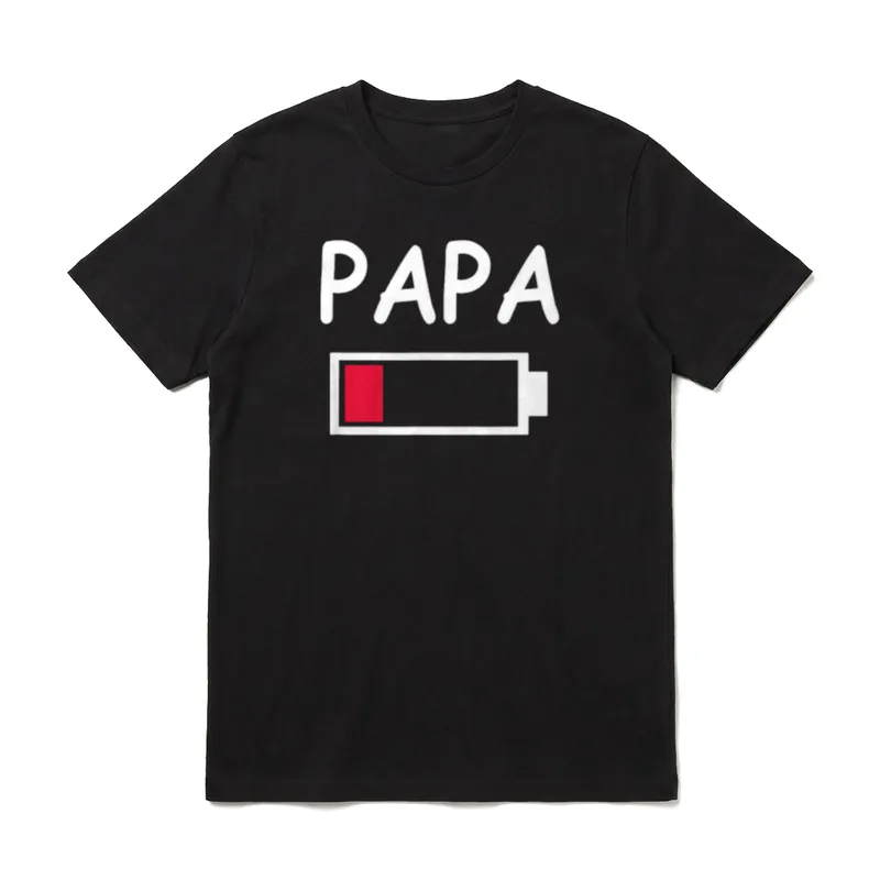 Papa Akku leer Daddy T-Shirt – PAPA Schriftzug über rotem Batteriesymbol – Klassisches T-Shirt in Schwarz