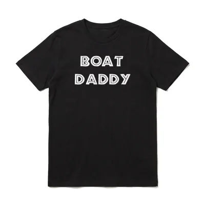 Boot Daddy T-Shirt – Weiße Schrift BOAT DADDY – Klassisches T-Shirt in Schwarz