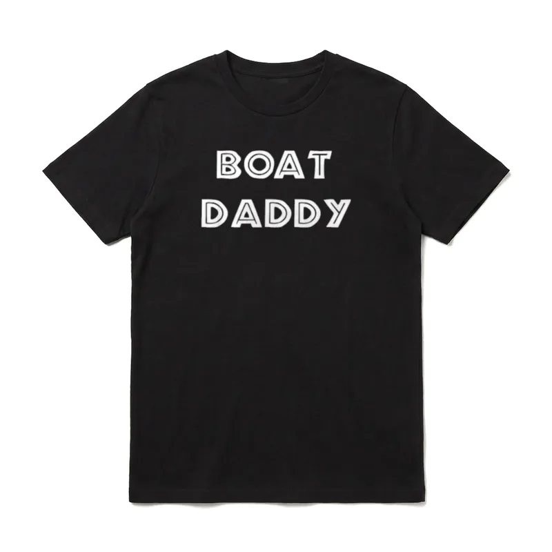 Boot Daddy T-Shirt – Weiße Schrift BOAT DADDY – Klassisches T-Shirt in Schwarz