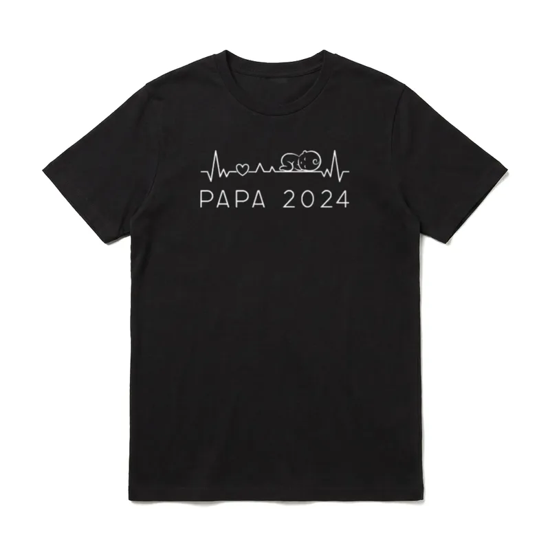 Papa 2024 Herzschlag Baby T-Shirt – EKG-Linie mit Baby und Text PAPA 2024 – Klassisches T-Shirt in Schwarz