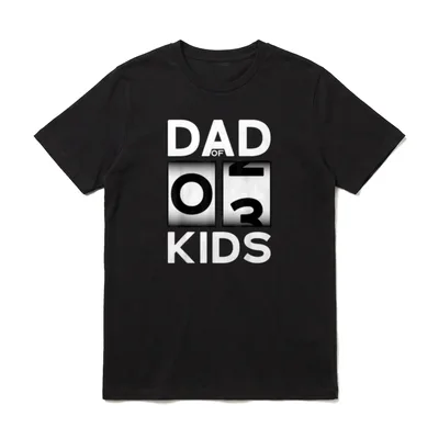 PAPA 3 ENDLICH WERDENDE T-Shirt – Schwarze Schrift DAD OF 3 KIDS auf weißem Hintergrund – Klassisches T-Shirt in Schwarz