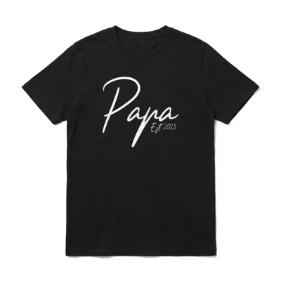 Befördert zu Papa 2023 T-Shirt – Papa Est. 2023 weißer Schriftzug – Klassisches T-Shirt in Schwarz