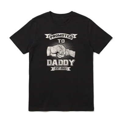 Mens Promoted to Daddy T-Shirt – Grafik mit Fauststößen und Text Promoted to Daddy Est 2022 – Klassisches T-Shirt in Schwarz