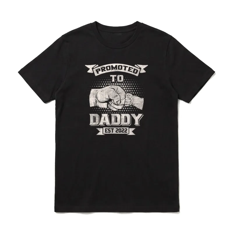 Mens Promoted to Daddy T-Shirt – Grafik mit Fauststößen und Text Promoted to Daddy Est 2022 – Klassisches T-Shirt in Schwarz