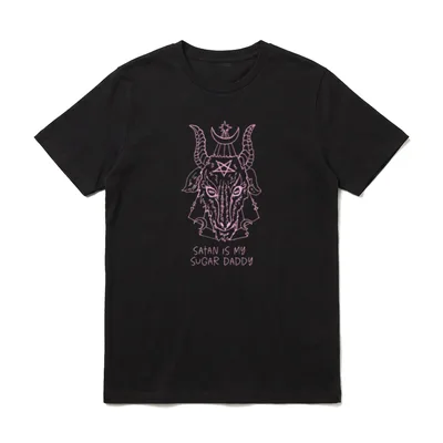 Satan Sugar Daddy T-Shirt – Ziegenkopf mit Pentagramm, Mond, Stern, Schriftzug darunter – Klassisches T-Shirt in Schwarz