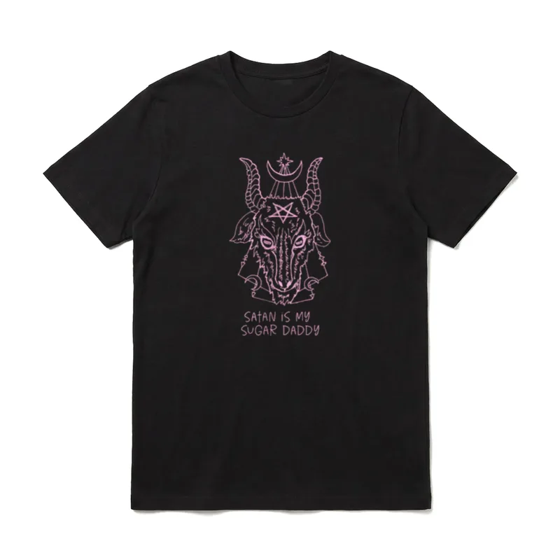 Satan Sugar Daddy T-Shirt – Ziegenkopf mit Pentagramm, Mond, Stern, Schriftzug darunter – Klassisches T-Shirt in Schwarz
