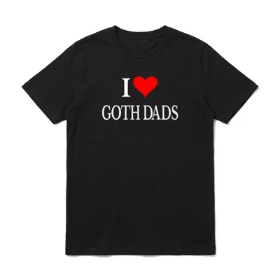 I Love Goth Dads T-Shirt – Rotes Herz zwischen weißem I und GOTH DADS Text – Klassisches T-Shirt in Schwarz