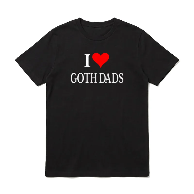 I Love Goth Dads T-Shirt – Rotes Herz zwischen weißem I und GOTH DADS Text – Klassisches T-Shirt in Schwarz
