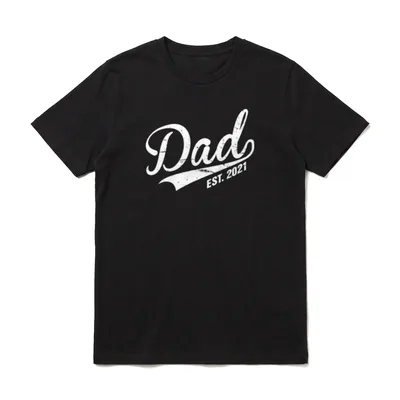 Dad Est. 2021 Lustige T-Shirt – Schriftzug „Dad“ mit Jahreszahl „Est. 2021“ in weiß – Klassisches T-Shirt in Schwarz