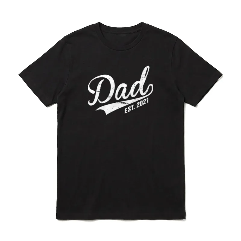Dad Est. 2021 Lustige T-Shirt – Schriftzug „Dad“ mit Jahreszahl „Est. 2021“ in weiß – Klassisches T-Shirt in Schwarz
