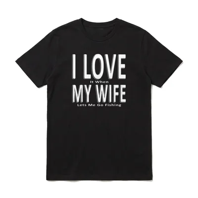 I Love It When T-Shirt – I Love It When My Wife Lets Me Go Fishing weißer Schriftzug – Klassisches T-Shirt in Schwarz