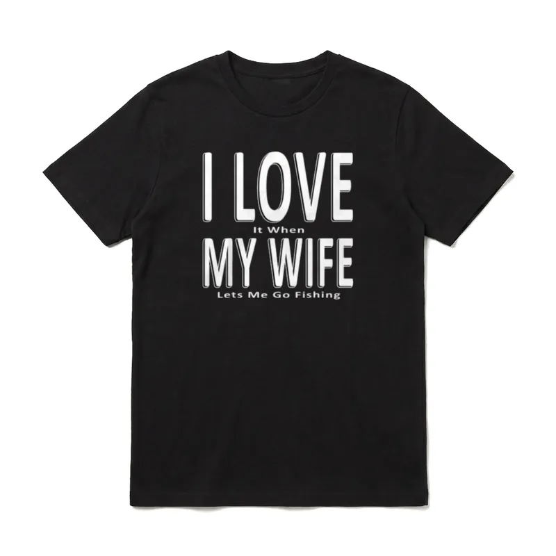 I Love It When T-Shirt – I Love It When My Wife Lets Me Go Fishing weißer Schriftzug – Klassisches T-Shirt in Schwarz