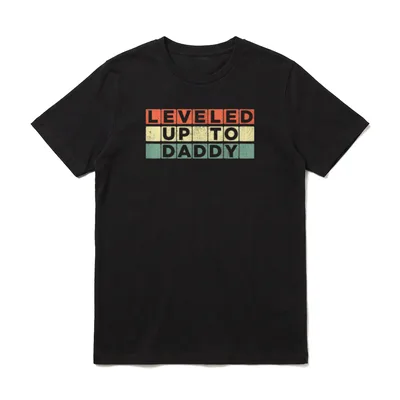Leveled Up to Daddy Bald T-Shirt – Klassisches T-Shirt in Schwarz