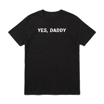 Yes Daddy Ja Pappa T-Shirt – Weißer Schriftzug YES, DADDY auf neutralem grauen Hintergrund – Klassisches T-Shirt in Schwarz