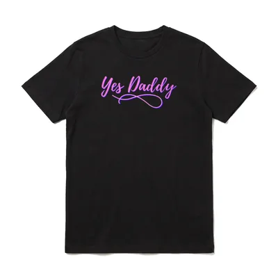 Funny Yes Daddy T-Shirt – Pink-schwarzer Schriftzug Yes Daddy in Kalligrafie-Stil – Klassisches T-Shirt in Schwarz