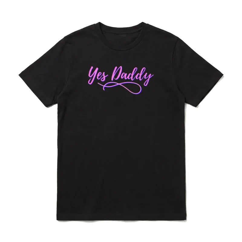 Funny Yes Daddy T-Shirt – Pink-schwarzer Schriftzug Yes Daddy in Kalligrafie-Stil – Klassisches T-Shirt in Schwarz