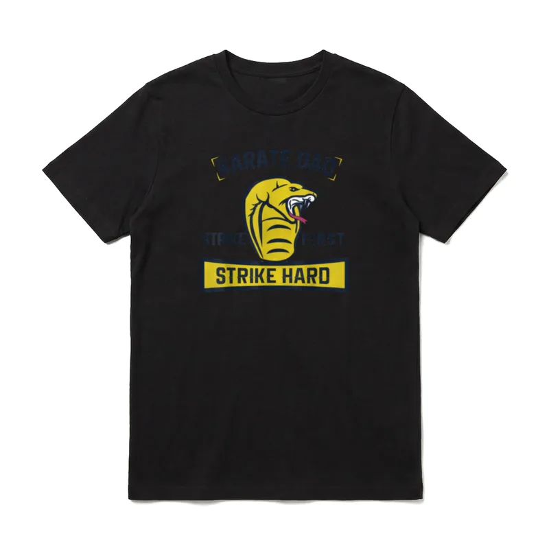 Karate Dad T-Shirt – Gelber Kobrafkopf mit dem Text Karate Dad Strike First Strike Hard – Klassisches T-Shirt in Schwarz
