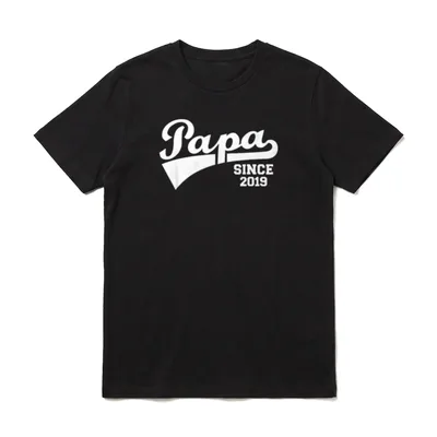 Papa since 2019 T-Shirt – Weißer Schriftzug Papa SINCE 2019 in Sportstil auf dunklem Grund – Klassisches T-Shirt in Schwarz