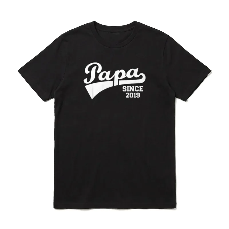 Papa since 2019 T-Shirt – Weißer Schriftzug Papa SINCE 2019 in Sportstil auf dunklem Grund – Klassisches T-Shirt in Schwarz