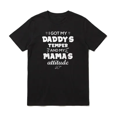 I got my Daddy's T-Shirt – weißer Schriftzug mit Herzen und Pfeil, humorvoller Familientext – Klassisches T-Shirt in Schwarz