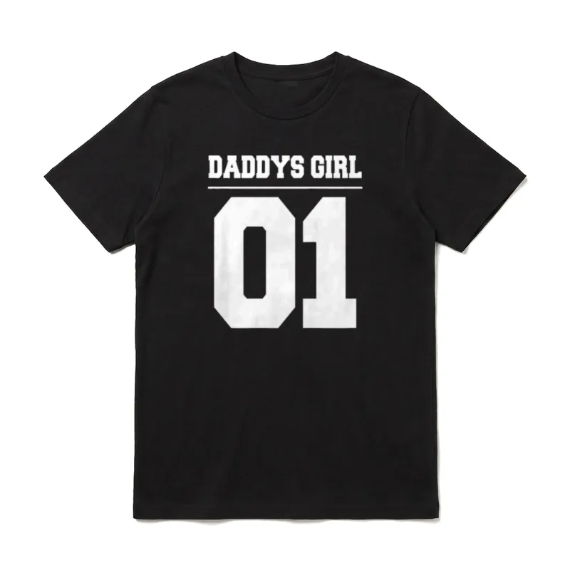Vater Tochter Partnerlook Outfit T-Shirt – Schriftzug „Daddys Girl“ über der Ziffer „01“ – Klassisches T-Shirt in Schwarz