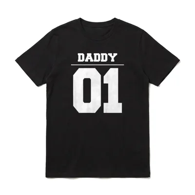 Vater Tochter Partnerlook Outfit Daddy T-Shirt – Schriftzug „DADDY 01“ im Trikotdesign – Klassisches T-Shirt in Schwarz